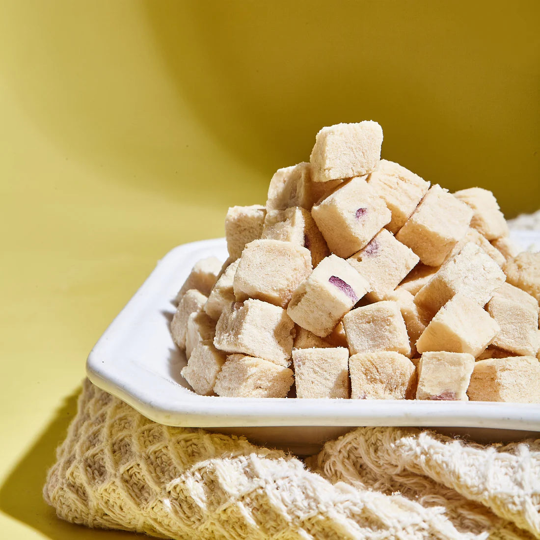 Freeze Dried Chicken, Yoghurt & Berry Cubes